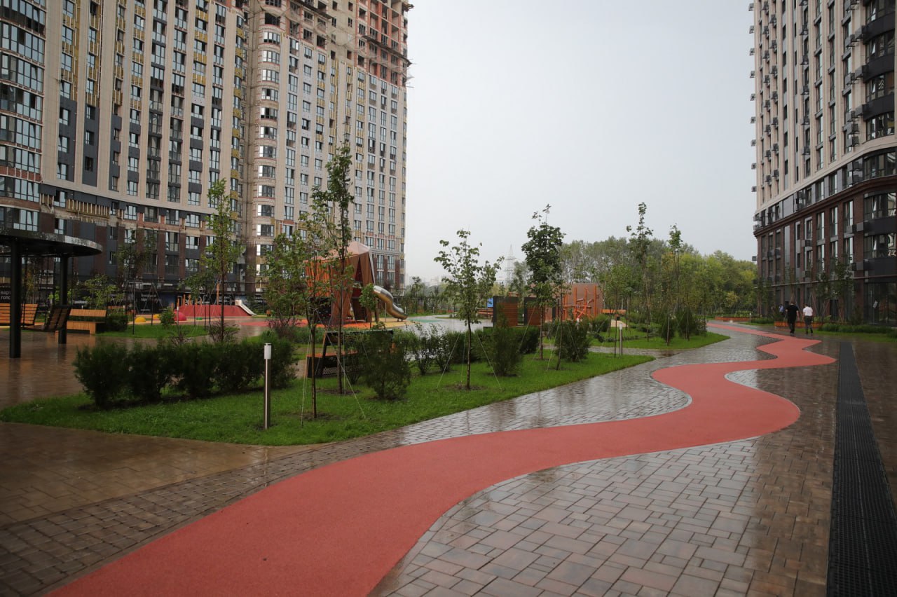 Обеспечение многоквартирных застроек Дона социальными объектами закрепят на законодательном уровне Обязательное возведения детских садов школ поликлиник и участковых пунктов полиции при строительстве многоквартирных домов закрепят на законодательном уровне в Ростовской области Соответствующий законопроект в региональный парламент внес глава Дона Юрий Слюсарь депутаты рассмотрят его 20 ноября Наши впечатляющие темпы строительства жилья никак не были синхронизированы с созданием социальной и инженерной инфраструктуры Именно поэтому мы кардинально пересмотрели подходы к градостроительной политике Ее главный и обязательный принцип теперь комплексное развитие территорий Он направлен не на создание благоприятных условий для застройщиков а на создание условий для полноценной жизни людей пояснил губернатор Как уточняется для многоквартирных домом площадью до 800 тысяч м² предполагается строительство детских садов школ поликлиник и участковых пунктов полиции Для более крупных застроек к этому добавляются также объекты общественно делового назначения коммунальной транспортной социальной инфраструктуры Южная служба новостей