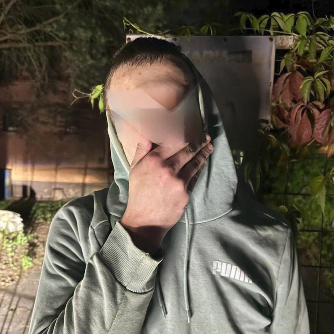 Мужчина напал на двух девочек 13-ти и 16-ти лет во время прогулки в подмосковном СНТ Борисово. 25-летний неадекват залил старшую из перцового баллона и ударил железным прутом по голове. Младшая попыталась сбежать. Её нашли родные недалеко в лесу без сознания. Обе в реанимации. 13-летняя пострадавшая в крайне тяжёлом состоянии. Нападавшего задержали
