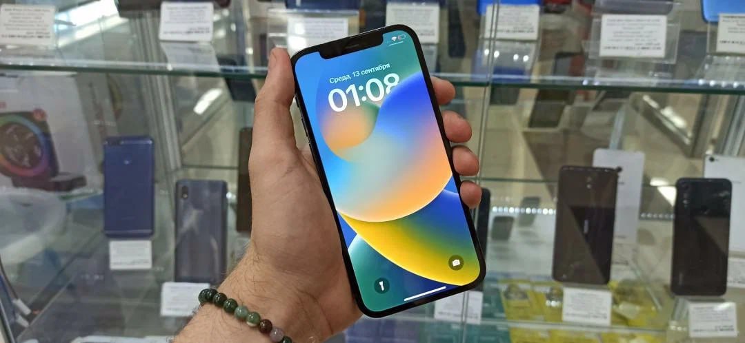 Производители смартфонов из Китая разослали российским партнерам уведомления о повышении цен на свою продукцию в феврале сообщили Известиям два источника близких к одному из ритейлеров и к одному из дистрибьюторов Участники рынка уже получают обновленные прайс листы в которых указаны повышенные закупочные цены Наиболее заметные изменения ожидаются в среднем и верхнем ценовых сегментах а также на моделях с увеличенным объемом встроенной памяти и накопителей сказал один из собеседников редакции По его словам смартфоны по новым ценам появятся на полках уже в марте апреле 2026 года в зависимости от бренда линейки и объема встроенной памяти они будут дороже на 15 30 Партнеры действительно планируют повышение цен на 20 30 у каждого вендора свои показатели подтвердил источник близкий к другой розничной сети Основной причиной роста называют подорожание компонентов отвечающих за память устройств Наибольшее увеличение стоимости ожидается в низкоценовом сегменте где доля памяти в себестоимости смартфона выше остальных компонентов отметил он Процесс был запущен еще в декабре 2025 года все новые партии устройств поступающих на рынок РФ приходят по увеличенным закупочным ценам Это затронуло весь модельный ряд компании Процент увеличения на данный момент мы не комментируем подтвердил представитель одного из китайских производителей смартфонов Рост цены в первую очередь связан с подорожанием оперативной RAM и физической ROM памяти вызванным значительным повышением спроса со стороны стремительно развивающегося рынка ИИ решений и ИИ сервисов говорят эксперты Первыми на 5 8 повысили цены бренды второго эшелона еще в конце ноября декабре рассказал представитель компании Fplus В начале года увеличение стоимости проявилось во всем сегменте смартфонов в новых поставках всех брендов отметил он По прогнозам Холодильник ру планируемый период изменения цен март апрель 2026 года а ожидаемый рост отпускной стоимости составит 10 20 Основная причина значительное в два и более раз подорожание комплектующих для смартфонов прежде всего оперативной и флеш памяти Цены на чипы памяти на мировом рынке с конца 2025 года выросли из за того что их ведущие производители Samsung SK Hynix Micron сосредоточены на исполнении заказов крупнейших разработчиков и владельцев ИИ дата центров таких как OpenAI или Microsoft добавляют в компании Это сформировало дефицит для производителей электроники и розничного рынка комплектующих В Fplus считают что проблема с удорожанием и недостатком комплектующих для производства потребительской электроники будет актуальной в течение всего 2026 го За первые полгода рост цен может составить более 30 а в некоторых сегментах доходить и до 50 Условно то что стоит сейчас 10 11 тыс летом будет стоить уже 15 тыс Ранее стало известно что в 2025 в России заметно сократились продажи портативной электроники смартфонов и ноутбуков По данным diHouse по итогам 2025 го в сегменте смартфонов падение наблюдается примерно на 25 в штуках и на 27 в деньгах Каждый год третьего десятилетия 21 века становится сложнее предыдущего уважаемые читатели но судя по происходящему 2026 обещает побить все рекорды