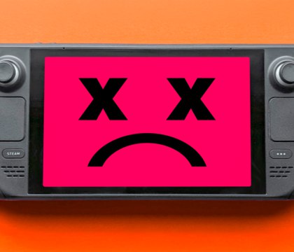 Valve сворачивает производство и поставки самой дешевой версии Steam Deck Компания Valve сообщила что постепенно выводит из оборота Steam Deck LCD в версии на 256 ГБ Это самая доступная версия портативного ПК в ассортименте компании Устройство было выставлено с ценником в 399 долларов Речь пока идет только про рынок США но скорее всего самую доступную версию консоли постепенно снимут с продажи везде