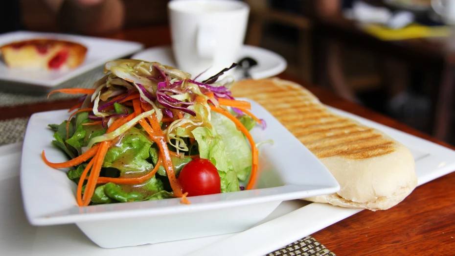 Воронежцам дали советы как сбалансировать рацион после новогодних праздников Плавно и без стресса восстановить баланс в рационе после праздников поможет питьевой режим Обильное питье помогает вывести лишнюю жидкость и токсины из организма а также улучшает пищеварение Кроме того нужно упростить рацион Рекомендуется готовить свежие овощные салаты отварную или запеченную курицу индейку рыбу Советуют также есть творог жидкие каши на воде Нужно наладить режим питания и сна Рекомендуют вернуться к привычному графику приема пищи стараться питаться умеренными порциями Советуют заранее восстановить режим сна Также полезно добавить физическую активность Мы всегда на связи в Max