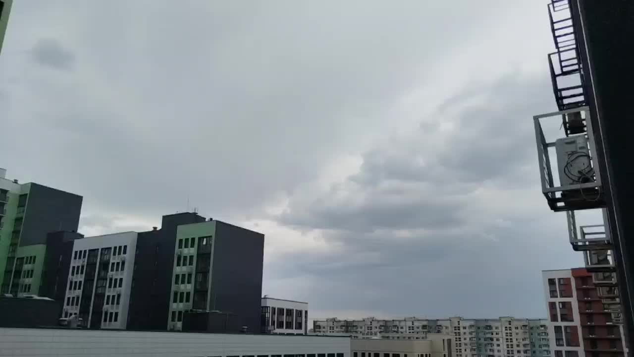 Сильный ветер и гроза ожидаются в Москве до 18:00