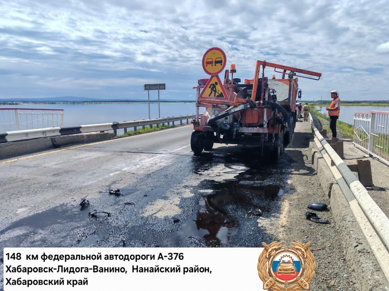  В смертельном происшествии на озере Гасси получили травмы водитель её 14-летняя пассажирка По уточненным данным 15.07.2025г в 09:50 на 148 км федеральной автодороги А-376 Хабаровск - Лидога-Ванино Нанайского района, женщина- водитель автомобилч Reno Captur, двигаясь со стороны села Лидога в сторону г. Хабаровска, допустила наезд на мужчину 1985 года рождения, осуществляющего ремонтные работы. В результате наезда мужчина от полученных травм скончался на месте происшествия. Водитель, женщина 1993 г.р. водительский стаж с 2017 года и ее несовершеннолетняя пассажирка 2010 г.р.получили телесные повреждения. Каретой скорой медицинской помощи будут доставлены во вторую краевую больницу. Место дтп является объектом проведения дорожных работ и обозначено временными дорожными знаками "Ограничение максимальной скорости движения ", "Дорожные работы", "Сужение дороги справа", "Обгон запрещён" На месте происшествия работает следственно-оперативная группа и сотрудники Госавтоинспекции. Все обстоятельства ДТП устанавливаются. #сводкадтп #происшествия #гаи #дтп #нарушения #пдд #Хабаровский_край Подписаться Прислать Новость