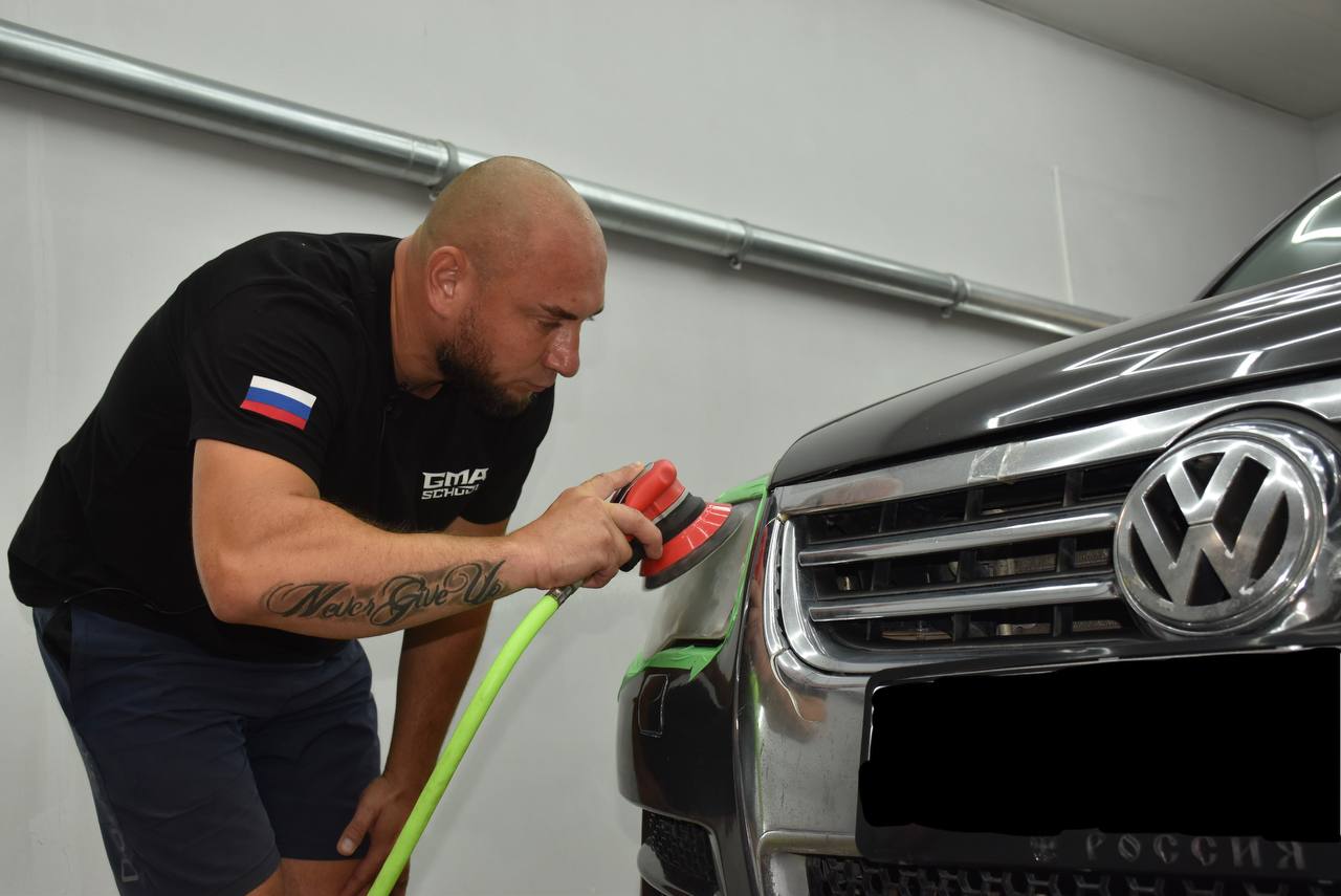 Участник СВО Евгений Дьячков оформил социальный контракт на открытие своего дела    В октябре прошлого года участник СВО Евгений Дьячков, проживающий в Стаханове, оформил социальный контракт на осуществление индивидуальной предпринимательской деятельности по предоставлению услуг детейлинга.  Он прошёл обучение в школе детейлинга в Ростове-на-Дону, а за полученные средства приобрёл оборудование и инструменты, необходимые для профессиональной полировки кузова и фар автомобиля, шлифовки и пайки стекла, которые значительно повышают качество и скорость выполнения работ.   Услышал о социальном контракте и решил попробовать открыть свое дело, которое мне интересно и по душе. Такая финансовая поддержка государства — это реальная помощь и настоящий ключ к успеху для тех, кто хочет себя реализовать, но на воплощение идеи не хватает средств рассказал Евгений Дьячков.   Напоминаем, что с 2025 года предоставление государственной социальной помощи на основании социального контракта осуществляется в рамках национального проекта «Семья».  В этом году уже 97 жителей Луганской Народной Республики оформили социальный контракт.  #нацпроект  Фото: газета «Стахановское знамя»  МИНТРУД ЛНР