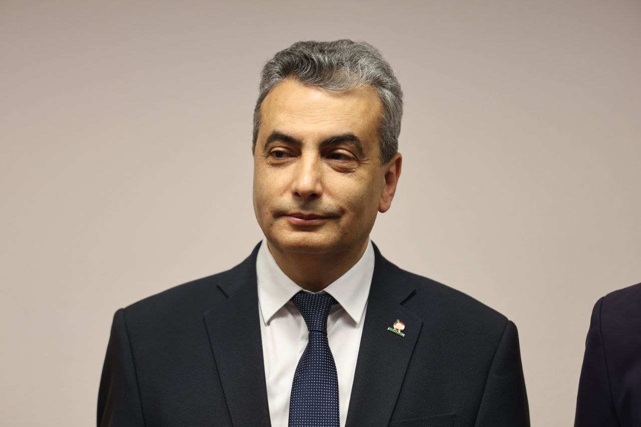 Сегодня в Псковском городском суде состоится рассмотрение ходатайства следствия об избрании меры пресечения в виде заключения под стражу заместителю председателя партии Яблоко Льва Шлосберга В отношении него 3 12 2025 возбуждено уголовное дело по п д ч 2 ст 207 3 УК РФ публичное распространение заведомо ложной информации об использовании Вооруженных Сил Российской Федерации Т е новое уголовное дело в добавление к уже имеющемуся в рамках которого Л Шлосберг находится под домашним арестом Минюстом РФ включен в реестр иностранных агентов