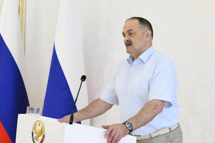 Глава Дагестана Сергей Меликов поприветствовал собравшихся на церемонии награждения госнаград в Доме Дружбы лауреатов. «Мы сегодня чествуем людей, которые превращают свой талант и упорный труд в развитие нашей республики. Значимость этой награды сложно переоценить, потому что она отмечают труды, которые формируют общественное сознание, решают сложнейшие инженерные и научные изыскания, влияют на развитие экономики, бережно сохраняют историческую память вместе с нашим естественным культурным многоцветием республики. Уважаемые лауреаты, искренне благодарю вас за добросовестное и доблестное служение обществу и людям. Ученые, архитекторы, писатели, журналисты, кинематографисты. У каждого из вас своя линия жизни, свой путь реализации способностей и дарования. И вас объединяет настоящая одержимость своим делом, преданность ему. Такой творческий подъем дается людям незаурядным, смелым, тем, кто обладает внутренней свободой, честным, обостренным восприятием действительности, для кого труд и профессия становятся смыслом всей жизни», – сказал глава региона. ⏺ Фото: РИА «Дагестан»
