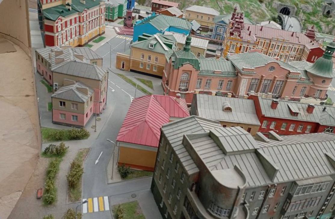 Иркутск в миниатюре покажут в Москве В музее Царь Макет создают уменьшенную копию Иркутска Город соберут в масштабе 1 87 с его архитектурой и природными ландшафтами На макете можно будет увидеть драмтеатр Спасскую церковь Глазковский мост и другие знаковые места Подписаться Прислать новость