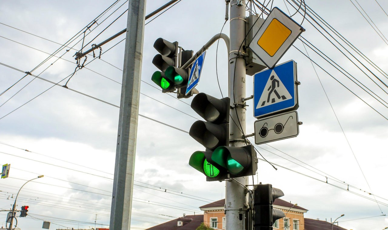 «Светофорные» вандалы активизировались в Новосибирске  В городе участились случаи повреждения светофоров. Об этом сегодня, 12 ноября, на оперативном совещании в мэрии рассказал заместитель начальника департамента транспорта и дорожно-благоустроительного комплекса Валерий Жарков.  Последний такой инцидент произошёл на улице Выборной: пострадали секции светофора у школы №38. Это осложнило переход проезжей части: там напряжённое движение транспорта.  «Дежурная бригада выехала на место, оказался случай вандализма. То есть светофорный объект был неизвестными лицами разбит.   Подрядная организация получила техническое задание, были восстановлены секции и кабельные линии, светофор был запущен в работу. К сожалению, такие случаи вандализма у нас участились с сентября. На Чемском жилмассиве были разбиты пешеходные секции светофора, на остановке „Брестская“»,  — отметил Валерий Жарков.  Мэр Максим Кудрявцев призвал подчинённых максимально быстро ремонтировать автоматические регулировщики движения.  «Обращайтесь в правоохранительные органы, делайте незамедлительно выезд и восстанавливайте работу. То есть первое, что надо сделать — восстановить»,  — подчеркнул глава города.