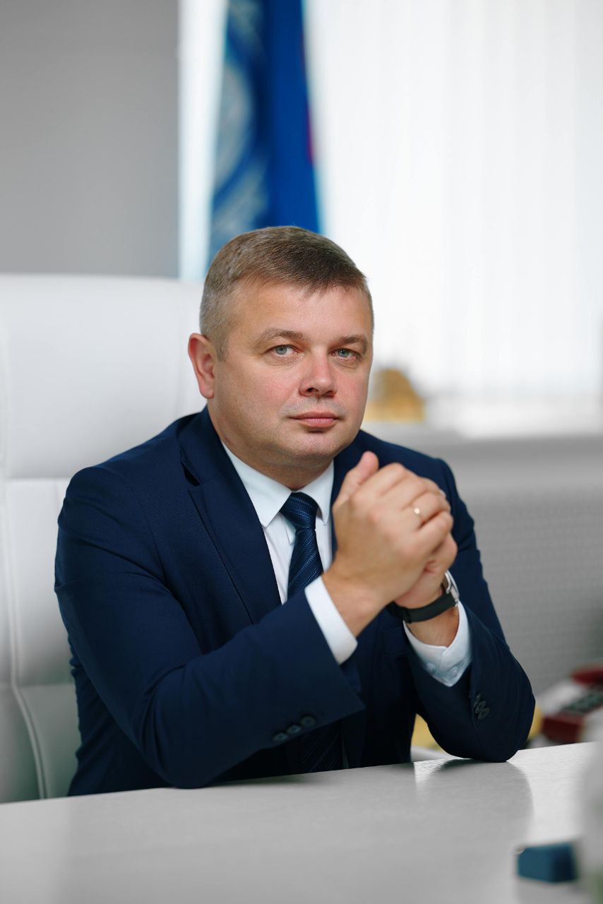Кузнецов в промышленности поддержка семьи особенно важна Министр промышленности Андрей Кузнецов поздравил работников отрасли по случаю старта республиканской Недели родительской любви Для нашей отрасли где каждый день требует ответственности труда и преданности поддержка семьи особенно важна Мы искренне ценим ваш вклад в развитие промышленности и понимаем как много значат для вас близкие люди Пусть эти праздничные дни подарят вам радость общения тепло и заботу родных а ваши семьи будут крепкими и счастливыми говорится в поздравлении ℹ Напомним что с 13 по 26 октября 2025 года в Беларуси пройдут мероприятия приуроченные к Дню матери 14 октября и Дню отца 21 октября Промежуток времени между этими датами называют Неделей родительской любви Министерство труда и социальной защиты утвердило насыщенную программу в которую войдут сотни событий по всей стране Одной из самых заметных акций стал запуск марафона семейных роликов в TikTok всеначинаетсяссемьи