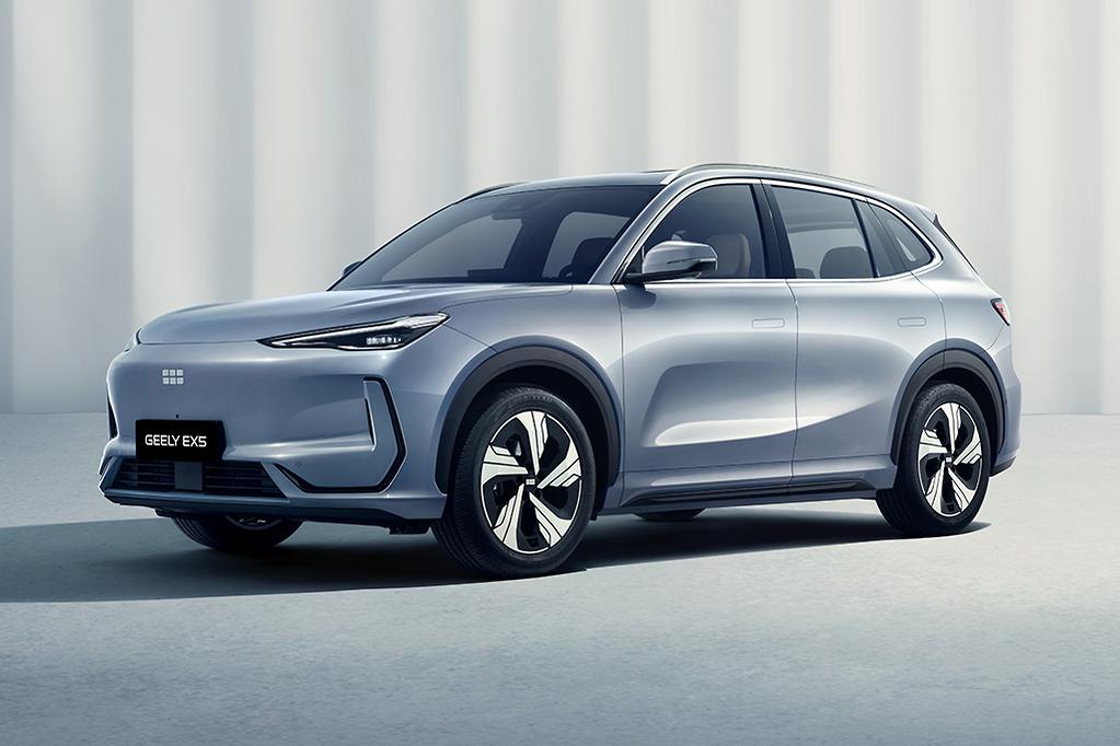 "БЕЛДЖИ" начал производить электромобили Geely EX5, они уже есть в салонах Об этом рассказал директор завода Геннадия Свидерского. По его словам, эта модель раньше в Беларуси не производилась, машины завозились из Китая. "EX5 - это первая модель, которая собиралась уже на заводе, то есть имеет белорусский ВИН-код. И у нас есть программы постановки ее на крупноузловую сборку. Благодаря этой модели можно сказать, что завод "БЕЛДЖИ" начинает производство электромобилей", — сказал он.