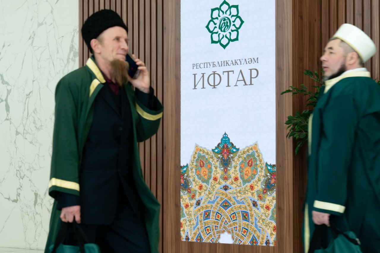 Республиканский ифтар пройдет 13 марта в МВЦ Казань Экспо Об этом сообщили на пресс конференции в ДУМ РТ Ожидается что участие примут 10 тыс человек В Казани ифтары проведут в 49 мечетях Желающие посетить ифтар могут записаться заранее В 2026 году священный для мусульман месяц Рамадан начнется 18 февраля после захода солнца первый день поста придется на 19 февраля Ураза продлится 29 дней и завершится 19 марта после чего 20 марта в Татарстане отметят Ураза байрам iatatarinform tatarinform