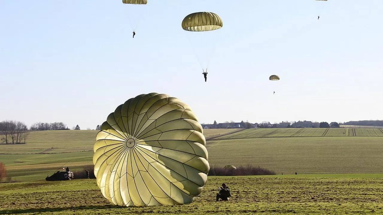 Курсант погиб во время прыжка с парашютом в Актобе Курсант Военного института Сил воздушной обороны погиб во время тренировочного прыжка. Об этом сообщает пресс-служба ведомства. По предварительной информации, у военнослужащего не раскрылся парашют, молодой человек получил травму, несовместимую с жизнью. Возбуждено уголовное дело. /atamekenbusiness