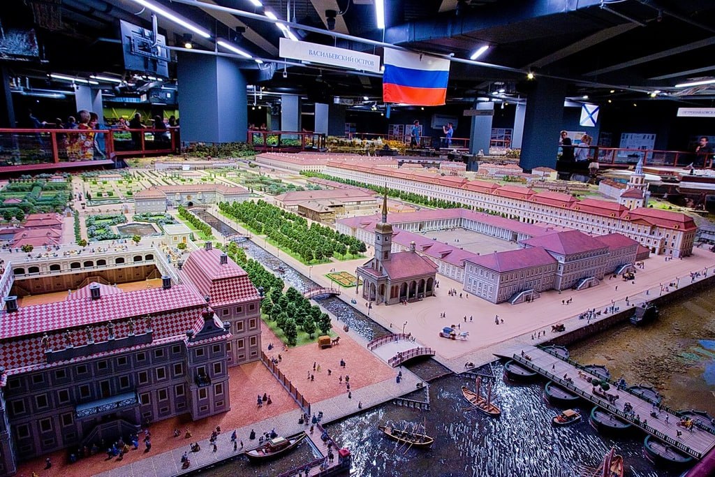 Музей «Петровская Акватория» прекратит свою работу в центре Петербурга с 7 июля  Музей-макет «Петровская Акватория» с 7 июля прекратит свою работу в центре Петербурга. Учреждение получило уведомление о необходимости освободить занимаемое помещение до 31 июля, сообщил представитель музея.   В марте 2025 г. здание торгово-развлекательного комплекса «Адмирал», в котором находится музей, приобрела компания «УК Сенатор». Новый владелец направил официальное уведомление о расторжении договора аренды, сославшись на смену приоритетов в развитии. Музей будет открыт для посещения до 6 июля, а с 7 июля начнется демонтаж.   В музее отметили, что отведенный на освобождение помещения срок, не позволяет обеспечить безопасный демонтаж сложной инженерной экспозиции. По словам специалистов музея, экспонаты макета уязвимы к транспортировке.    Для безопасного демонтажа и перемещения требуется не менее шести месяцев, а при переезде в ограниченные сроки часть музейных объектов может быть утрачена без возможности восстановления.   : группа «ВКонтакте» «Петровская Акватория»    Подпишитесь на «Ведомости Северо-Запад»