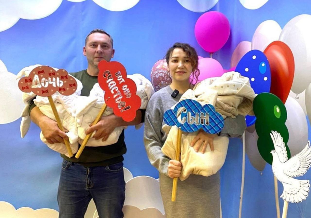 Ямалец стал отцом троих детей двух девочек и мальчика в преддверии Дня отца Его супруга с новорождёнными вернулась домой из роддома 15 октября Сотрудники службы ЗАГС пришли к семье чтобы поздравить их с этим радостным событием Поздравляем Ямал Салехард Праздник Дети