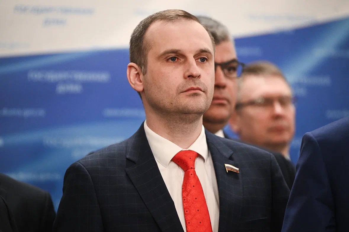 Мобилизованных нужно освободить от уплаты транспортного налога Депутаты фракции ЛДПР предложили освободить мобилизованных от уплаты транспортного налога за легковой автомобиль мощностью менее 150 лошадиных сил . Если в семье военнослужащего несколько транспортных средств, соответствующих данных техническим параметрам, он может сам выбрать, какой из автомобилей не будет облагаться налогом – его собственный или принадлежащий члену его семьи. Авторы законопроекта считают, что их предложение позволит снять дополнительную финансовую нагрузку с защитников Родины. «Мы считаем необходимым поддержать мобилизованных граждан. Находясь в зоне специальной военной операции, они, как правило, не пользуются автомобилем, эксплуатируя его лишь в недолгие периоды отпуска. Конечно, транспорт может оставаться в распоряжении семьи — это очевидно... Мы в ЛДПР убеждены: государство должно встать на сторону тех, кто защищает Родину, и по возможности снимать с них дополнительные финансовые обязательства» — заявил Заместитель руководителя фракции ЛДПР в Государственной Думе Сергей Леонов. В настоящее время ставки транспортного налога устанавливаются регионами самостоятельно. Кемеровская, Ростовская и Московская области, а также Республика Татарстан уже ввели льготы по уплате транспортного налога для мобилизованных. Однако единого федерального подхода в решении данного вопроса пока нет. Инициатива ЛДПР позволит заполнить этот пробел. Законопроект внесен в Государственную Думу 14 мая 2025 года.