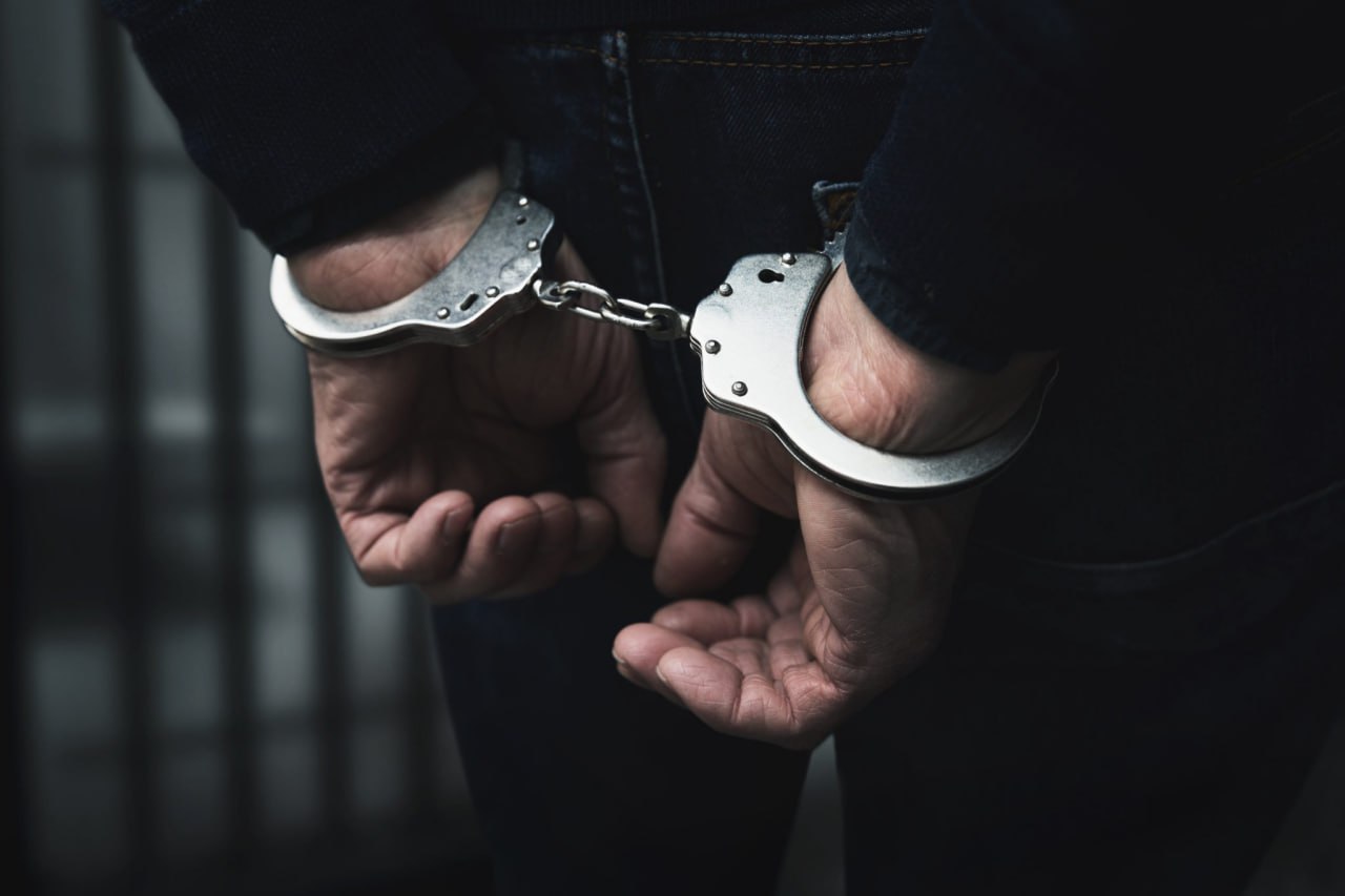 В Бердянске сотрудники полиции изъяли запрещенные вещества Реализуя оперативную информацию, сотрудники отдела по контролю за оборотом наркотиков остановили молодого человека и в ходе досмотра личных вещей которого был обнаружен телефон с координатами тайниковой закладки запрещенного вещества. В результате проведения осмотра участка местности по указанным координатам стражи правопорядка изъяли сверток, обмотанный изолентой черного цвета. Со слов задержанного, изъятое является наркотическим средством «соль», которое он приобрел через популярный мессенджер для личного употребления без цели сбыта. Изъятое вещество было направлено в экспертно-криминалистический Центр ГУ МВД России по Запорожской области. По результатам исследования будет решаться вопрос о возбуждении уголовного дела по признакам состава преступления, предусмотренного статьей 228 Уголовного Кодекса Российской Федерации «Незаконное приобретение, хранение, перевозка, изготовление, переработка наркотических средств, психотропных веществ». ‼ Напоминаем, что в соответствии с Российским законодательством посев или выращивание запрещенных к возделыванию растений, а также культивирование сортов конопли, мака или других растений, содержащих наркотические вещества, является уголовно наказуемым деянием. Качественные новости —