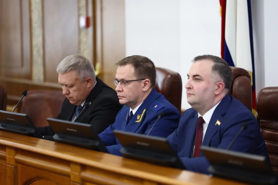 Всего двое работали без пропусков областной парламент ввел штрафы за прогулы заседаний Депутаты Законодательного собрания Челябинской области провели последнее заседание седьмого созыва на котором изменили условия работы парламентариев и ввели штрафы за пропуски Также изменился порядок при котором можно инициировать отставку спикера или председателя комитета   Подписаться на chelkp