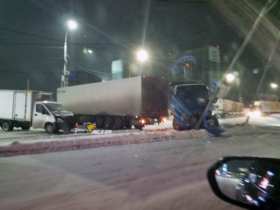 Тройное ДТП с фурами случилось на перекрёстке в Новосибирске  Авария произошла в ночь с 11 на 12 ноября на перекрёстке улиц Краузе и Кедровой с участием «Газели» и двух фур. Одна из фур врезалась в столб, который упал. Кадрами с места происшествия поделился подписчик телеграм-канала «АСТ-54 Black».   «Пострадавших в ДТП нет», — сообщила пресс-служба региональной Госавтоинспекции.  Фото: «АСТ-54 Black»