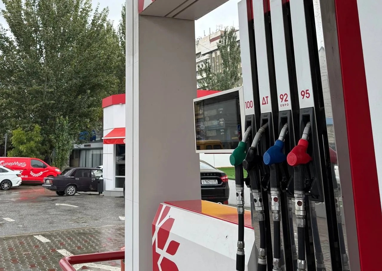 Закрытие АЗС в Махачкале объяснили массовыми проверками безопасности В последние дни в Центр управления регионом поступали обращения от жителей Махачкалы по поводу закрытия автозаправочных станций Как сообщил руководитель ЦУР Дагестана Исрафил Исрафилов по запросу в Минэнерго получено разъяснение временная приостановка работы ряда АЗС и АГЗС связана с выявленными нарушениями требований пожарной и промышленной безопасности особенно при реализации сжиженного газа В настоящее время ситуация прорабатывается С участием прокуратуры МЧС и предпринимательского сообщества обсуждаются решения которые позволят обеспечить безопасность и при этом не допустить перебоев в работе важной инфраструктуры РИА Дагестан в МАХ