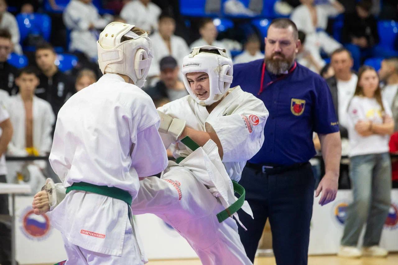 Сегодня в спортивном комплексе «Олимпиец» проходят чемпионат и первенство Приморского края по киокусинкай-каратэ.   По итогам стартов будет сформирована сборная края, которая будет представлять  Приморье на будущих соревнованиях.   В соревнованиях принимают участие несколько сотен спортсменов. В поединках подростки из городов Приморского края, а также Забайкалья, Амурской области, республики Бурятия и других.