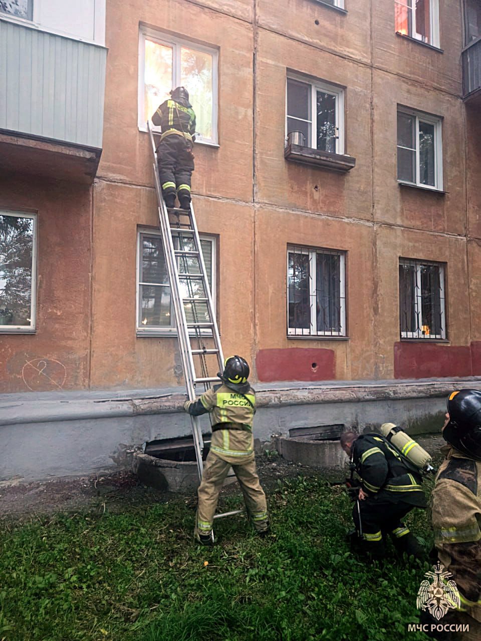 Челябинка устроила пожар, забыв на плите кастрюлю   Соседей встревожил запах дыма из подъезда, они пытались достучаться в квартиру, откуда валил дым, но никто не открывал.   Прибывшие пожарные проникли в жилье через окно с помощью трехколенной лестницы. Внутри обнаружили женщину, которая крепко спала. А на плите доживала свои последние минуты забытая кастрюля с пригоревшей пищей.  В этот раз обошлось без пострадавших. Но пожарные напоминают: чувствуешь усталость или сонливость – отложи готовку.    / Прислать новость