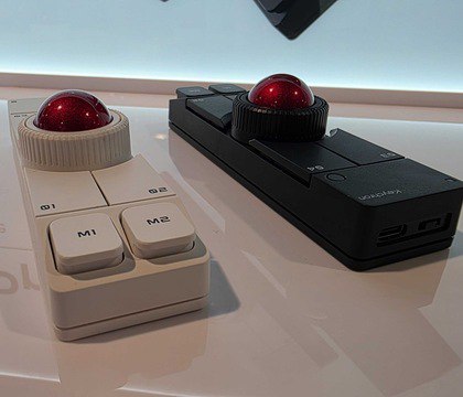 Keychron представила необычный трекбол Nape Pro с программируемыми кнопками Бренд Keychron известный своими клавиатурами привез на выставку CES 2026 новый трекбол под названием Nape Pro Аксессуар получил прямоугольный корпус красный шарик для навигации по OC колесико прокрутки и шесть программируемых кнопок с микропереключателями Huano