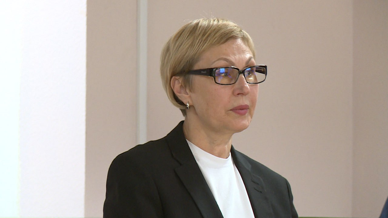  Экс-глава Борисоглебского драмтеатра добилась смягчения приговора за махинации с госконтрактом Ремонт особо охраняемого здания был проведён с нарушениями и некачественно. Например, вместо деревянных окон поставили пластиковые, а на фасаде были искривлены архитектурные элементы. Однако Светлана Второва подписала акт о приёме работ. С приговором – полтора года принудительных работ – экс-директор не согласилась и просила её оправдать. Суд заменил принудительные работы на штраф – 70 тыс. рублей.