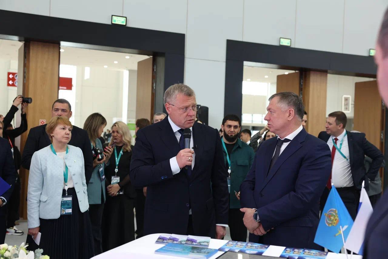 На полях XVI Международного экономического форума «Россия – Исламский мир: KazanForum» встретился с Заместителем Председателя Правительства России Маратом Шакирзяновичем Хуснуллиным. Вместе официально открыли астраханский стенд. Доложил о развитии МТК «Север-Юг». Вопрос на контроле у нашего Президента Владимира Владимировича Путина. По его поручению мы провели масштабные работы по дноуглублению Волго-Каспийского морского судоходного канала до необходимых 4,5 метров. Это в кратчайшие сроки сказалось на объеме грузооборота по транскаспийскому маршруту коридора «Север – Юг». В 2024 году он стал рекордным – более 6 млн тонн, рост на 37%. Экспорт увеличился на 29% и составил 4,5 млн тонн, импорт – на 51%. При этом производственные мощности нашего портового комплекса на сегодняшний день – 16 млн тонн. Наш регион уже сегодня обладает всеми необходимыми возможностями для перевалки грузов по данному маршруту и готов принять дополнительные объемы с разных направлений и обеспечить их транспортировку по МТК. Потенциал сотрудничества с нашими зарубежными партнёрами далеко не исчерпан. Благодарю Марата Шакирзяновича за внимание к Астраханской области и активную поддержку развития МТК. Нашему региону этот проект даст новые рабочие места и налоги.