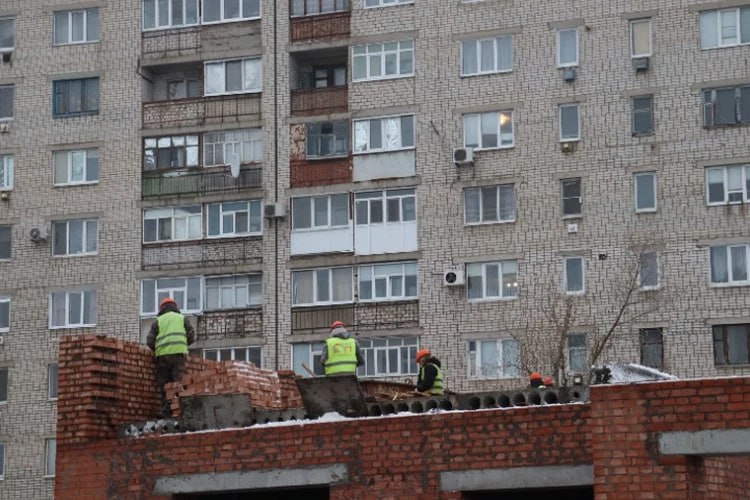 Новое жилье, молодежный центр и рост производства: Свердловск меняется на глазах    Председатель Правительства ЛНР Егор Ковальчук с рабочим визитом посетил Свердловский район. Первым объектом посещения стал Свердловский машиностроительный завод.  Предприятие совсем недавно стало участником свободной экономической зоны. Здесь выполняют ремонт горно-шахтного оборудования. После того, как у завода появился инвестор на предприятии, модернизировали устаревшее рабочее оборудование и запустили новый вид производства. Теперь в Свердловске выпускают водно-дисперсионные жидкости и краски, необходимые для строительной сферы.  Также Егор Ковальчук посетил строительную площадку, где рабочие возводят высотку жилищного комплекса «Красноярский». Сейчас они выполняют кирпичную кладку наружных и внутренних стен первой секции дома. Также рабочие начали возводить стены цокольного этажа. Всего в здании будет девять этажей. Дом будет состоять из двух секций. Квадратный метр в многоэтажке будет стоить 100-110 тысяч рублей.  После этого он отправился в молодежный центр и городскую библиотеку. Их капитально отремонтировали и оборудовали всем необходимым благодаря шефу-региону, Красноярскому краю.