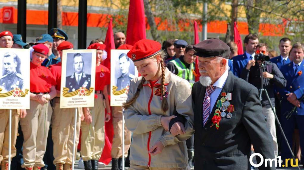 В Омске перед Днём Победы активизировались мошенники Мэр Омска Сергей Шелест в своём телеграм-канале предупредил о новых попытках обмана. Пожилым омичам звонят мошенники, представляясь организаторами торжеств и приглашают их прийти 10 и 11 мая в администрацию города якобы на вручение памятных медалей. Во время разговоров злоумышленники пытаются выведать персональные данные. «9 мая — священный праздник для каждого жителя нашей страны. Но, к сожалению, есть люди, для которых в этой жизни нет ничего святого», — отметил Шелест, добавив, что власти уже проинформировали правоохранительные органы о таких случаях. Мэр призвал омичей, особенно тех, у кого есть пожилые родственники или соседи, быть максимально осторожными и внимательными при общении с незнакомцами.