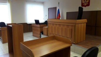 Бывшие сотрудники ГИБДД осуждены к наказанию в виде штрафов за злоупотребление должностными полномочиями и служебный подлог  Региональными следственными органами СКР и судом установлено, что при осуществлении патрулирования улиц города Каргополя сотрудники ГИБДД остановили автомобиль под управлением жительницы районного центра, в действиях которой усматривались признаки административного правонарушения-  управление при наличии неисправностей автомобиля и в части применения ремней безопасности. В процессе административного разбирательства пассажир предложил осужденным не привлекать женщину-водителя к ответственности, а оформить административные материалы на него. Представители власти согласились на незаконное предложение, совершив должностное преступление.