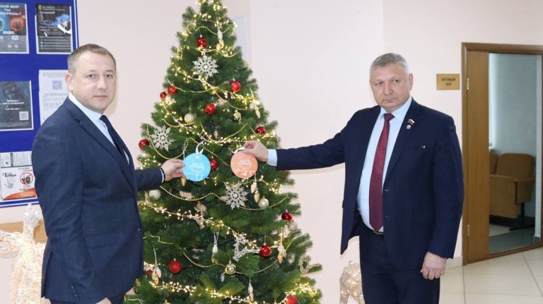 Руководители Брянского района исполнят новогодние мечты детей   guberniya tv obshhestvo 324126 Александр Пронин и Дмитрий Евич присоединились к благотворительной акции Ёлка желаний Добрая инициатива проводится в регионе уже восьмой год подряд за это время исполнились мечты десятки брянских детей ƃℾ подписаться прислать новость