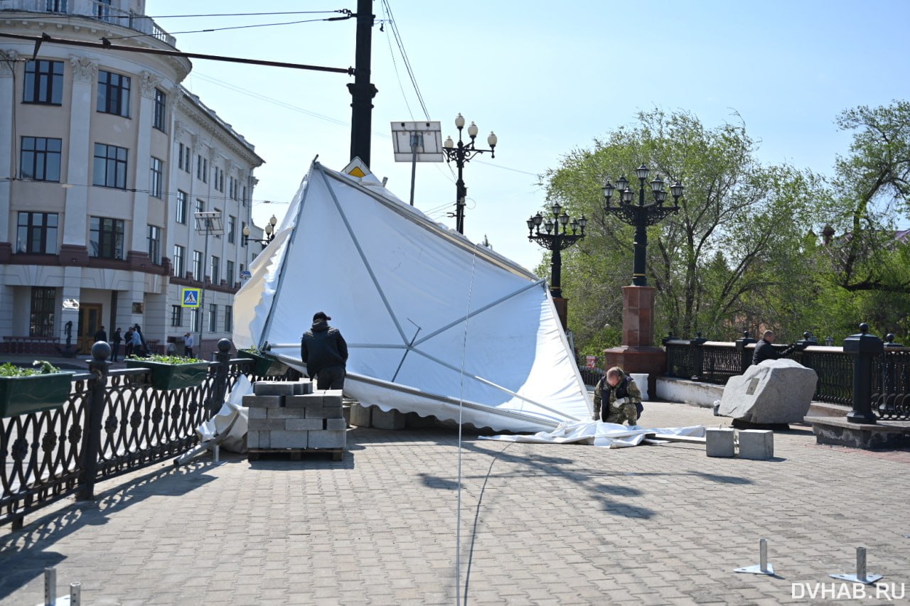 Шатры для «АмурФеста» разлетелись по Комсомольской площади из-за ветра Из-за хаоса, который устроили шатры, оборваны провода троллейбусной линии, образовалась пробка на дороге. А сами палатки чуть не сдуло на набережную. Справиться со стихией пытаются рабочие. Прочитать статью полностью