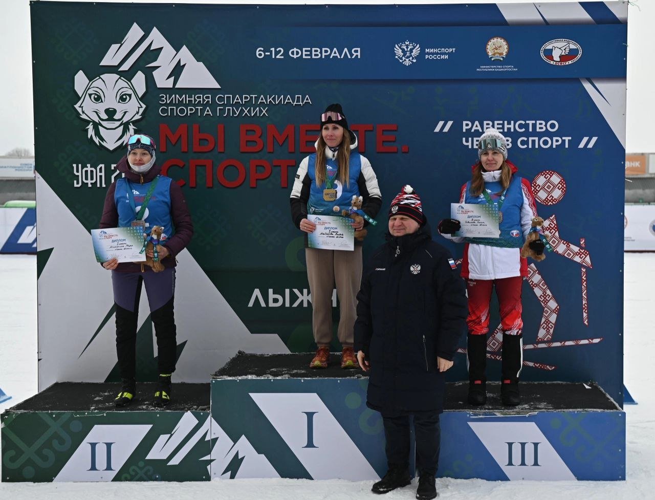 Сборная Коми взяла первое место в общекомандном зачёте в Уфе. Наши лыжники победили на Всероссийской зимней спартакиаде спорта глухих «Мы вместе. Спорт». О достижении наших спортсменов рассказал врио главы Республики Коми.   Любовь Майорова, покорила все дистанции и стала абсолютной чемпионкой в женских забегах. В команде также участвовали: Владимир Майоров, Мария Горшкова, Даниил Андреев, Павел Подоров, Ольга Кызъюрова, Виктория Кашталер, Алик Зюзюлькин и Кирилл Тутаев.  Ростислав Гольдштейн поблагодарил наших спортсменов за яркие победы. «Наша команда в очередной раз доказала: Коми — не просто родина лыж, а кузница чемпионов! В каждой гонке наши спортсмены были вне конкуренции», — написал он в соцсетях.   Подписаться   Прислать новость