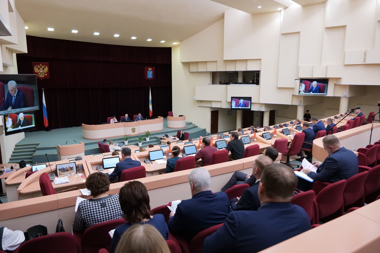 Сегодня на заседании областной думы представили поправки в бюджет. Депутаты поддержали выделение средств на ряд важных направлений.    510 млн рублей на приобретение речных судов «Валдай». С учетом ранее предусмотренных средств сумма составит более 800 млн рублей. Большая часть финансирования обеспечена благодаря поддержке Вячеслава Володина и будет возмещена из федерального бюджета;   300 млн рублей - привлеченные при содействии Вячеслава Володина средства на строительство жилого дома для медиков в городе Балаково, поступившие в замещение областных средств;   более 995 млн рублей на поддержку 34 муниципалитетов. Это дотации на сбалансированность местных бюджетов. Как отмечал ранее, средства нецелевые, однако перед главами территорий обозначено, что их необходимо направить на обеспечение выплаты заработных плат в социальной сфере;   192,8 млн рублей на содержание региональных дорог;   3,4 млн рублей на  ремонт медицинских кабинетов спортивных школ олимпийского резерва;   1,55 млн рублей на системы кондиционирования и видеонаблюдения для спортивной школы олимпийского резерва по футболу «Сокол»;   114,9 млн рублей - финансовая помощь Саратову из регионального бюджета в части компенсации 30% расходов по брутто-контрактам.