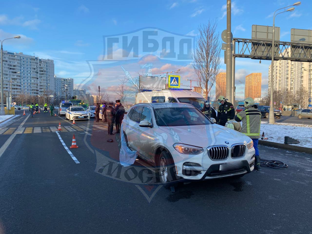 Пешеход  погиб в результате ДТП на юге столицы  По предварительным данным на Варшавском шоссе в районе д.170А водитель автомобиля «БМВ»  совершил наезд на пешехода, который переходил проезжую часть по нерегулируемому пешеходному переходу  В результате дорожной аварии женщина-пешеход от полученных травм скончалась на месте  Сотрудники Госавтоинспекции и следственно-оперативной группы устанавливают все обстоятельства произошедшего