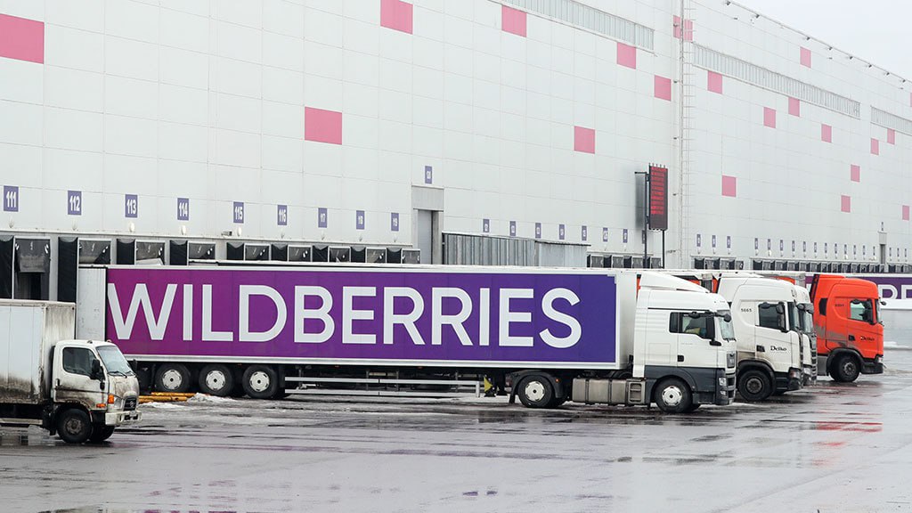 Wildberries арендовал 62 тыс кв м складов в индустриальном парке Никольское 2 на севере Подмосковья Общая площадь логопарка 192 тыс кв м Собственник VS Real Estate Ежегодные арендные платежи эксперты оценивают в диапазоне 651 713 млн рублей При этом указывают на вероятность дисконта рынок на нисходящем тренде вакантность высокая Многие собственники соглашаются на дисконт при заключении долгосрочного договора В Wildberries объяснили что склад нужен для обеспечения высокой скорости доставки и оптимизации логистики По словам аналитиков рынка логистическая инфраструктура на севере Подмосковья у маркетплейса не так сильно развита ни одного крупного распредцентра И площади в Никольском 2 это единственный доступный для аренды готовый объект в этой локации соответствующий всем запросам маркетплейса   Грузопоток