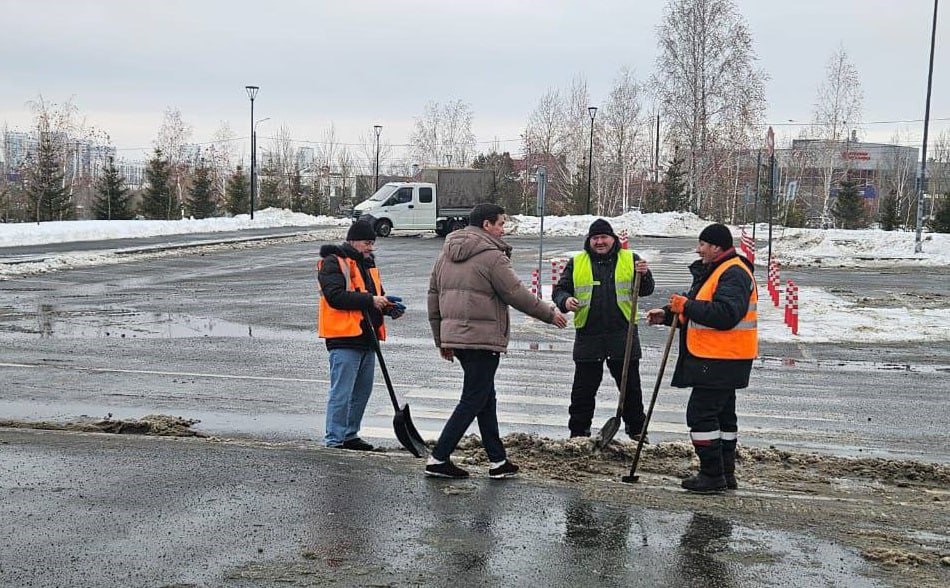 В Челябинске расчистят дороги возле храмов к Рождеству  Челябинск готовится к Рождеству: в преддверии светлого праздника особое внимание уделяют уборке снега. Усилить эту работу главам районов и дорожным подрядчикам поручил мэр Алексей Лошкин.   — Поручил максимально обеспечить безопасное движение по дорогам и тротуарам. Следить за этим нужно круглосуточно, проводить противогололедную обработку, вовремя сметать рыхлый снег, — подчеркнул Алексей Лошкин.  Утром 4 января мэр лично осмотрел территории вблизи городских храмов, где скоро начнутся службы. Он обратил внимание на порядок возле церквей и доступность автомобильных парковок. Рабочие также очищают тротуары, пешеходные переходы и остановки общественного транспорта.  Утром 4 января устранять последствия снегопадов отправили 251 единицу спецтехники, а также 529 дорожных рабочих.           Поддержать канал