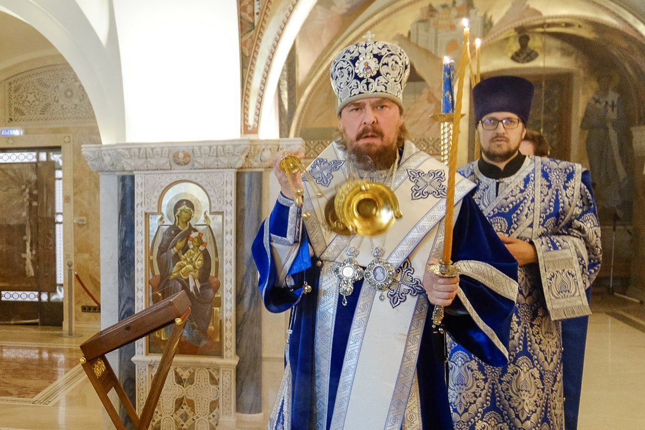 В канун праздника Введения во Храм Пресвятой Богородицы митрополит Алексий совершил Всенощное бдение в Христорождественском соборе  Вечером 3 декабря, в канун праздника Введения во Храм Пресвятой Богородицы, митрополит Челябинский и Миасский Алексий совершил Всенощное бдение с литией в крестильном Свято-Владимирском храме Христорождественского кафедрального собора Челябинска.  В проповеди клирик собора иеромонах Алексий  Загороднов  обратил внимание прихожан на то, что в этот праздник Святая Церковь призывает нас возрадоваться поистине удивительному событию, когда праведные Иоаким и Анна, исполняя данный ими обет, привели свою трехлетнюю дочь Марию в храм Господень.  «С детства Пресвятая Богородица являлась храмом Святого Духа, и вся ее жизнь протекала в храме. И храм Божий важен для каждого из нас: именно здесь нам открывается, как Господь промыслительно действует в этом мире. Только в храме мы имеем возможность прикоснуться к Богу – к животворящим Его Телу и Крови», – сказал отец Алексий.