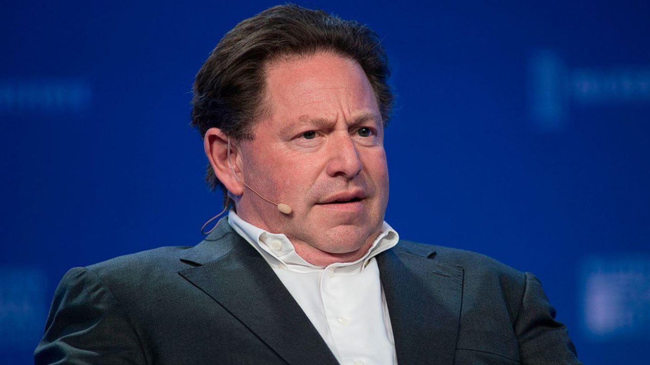 Call of Duty терпит сокрушительный спад Бобби Котик винит Battlefield и конкуренцию игроки обвиняют Activision Бывший генеральный директор Activision Бобби Котик заявил в судебном документе что продажи Call of Duty в 2025 году упали на 60 по сравнению с 2024 годом отметив жесткую конкуренцию со стороны Battlefield и других шутеров Игроки и фанаты франшизы отреагировали резко Множество комментариев обвиняли Activision Blizzard в собственном крахе серии указывая на странные скины и нелепые коллаборации которые отвлекли от атмосферы интенсивного и реалистичного шутера После критики разработчики объявили что Black Ops 7 не позволит переносить прогресс из предыдущей части что ещё больше разозлило сообщество Наш магазин xbox hub storebot Новости игр Xbox XboxSeries XboxOne XboxGame