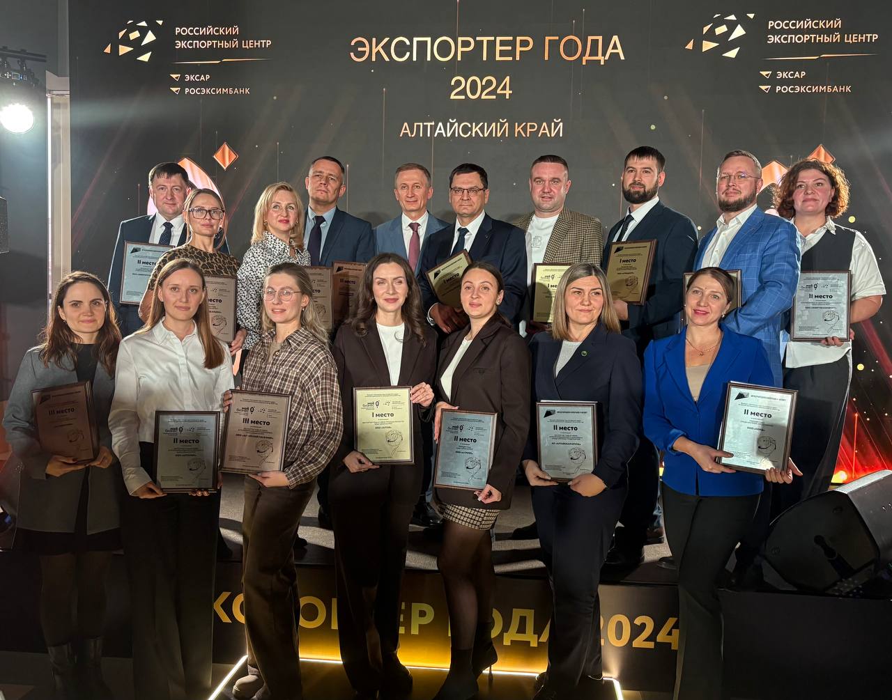 Сегодня в регионе выбрали лучших экспортеров по итогам 2024 года в рамках конкурса Экспортер года Алтайского края Конкурс проводился шестой год подряд всего поступило 23 заявки от СМСП Алтайского края От всей души поздравляем победителей Предлагаем и вам поздравить их в комментариях Номинация Экспортер года в сфере промышленности ООО Алтэя 1 место ООО Энергия Комфорт 2 место ООО Аником 3 место Номинация Экспортер года в сфере агропромышленного комплекса ООО СтройАльянс 1 место ООО Алтария 2 место ООО Алтайский пасечник 3 место Номинация Трейдер года ООО Развитие 1 место ООО А ГРУПП 2 место ООО Трейд Альянс 3 место