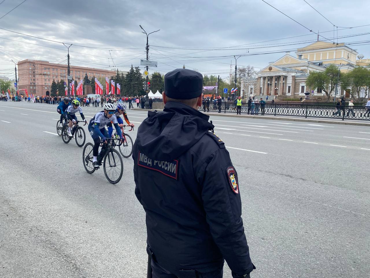 В Челябинске уже стартовала традиционная легкоатлетическая эстафета. В этом году она приурочена к 80-летию Победы. Маршрут: от площади Революции от улицы Цвиллинга по проспекту Ленина до улицы Лесопарковой. В эстафете принимают участие бегуны, соревноваться будут также на велосипедах и лыжероллерах . Охрану общественного порядка обеспечивают сотрудники городского гарнизона полиции, содействие им оказывают представители добровольных народных дружин, казачества, работники организаций правоохранительной направленности. Инспекторы ДПС следят за безопасностью дорожного движения на прилегающих к маршруту эстафеты улицах и информируют автолюбителей о возможных объездных маршрутах. Полицейские Южного Урала желают спортсменам победы, а болельщикам – только положительных эмоций! #полиция74 #мвд74 #челябинскаяобласть #полицияюжногоурала #охранапорядка #1мая