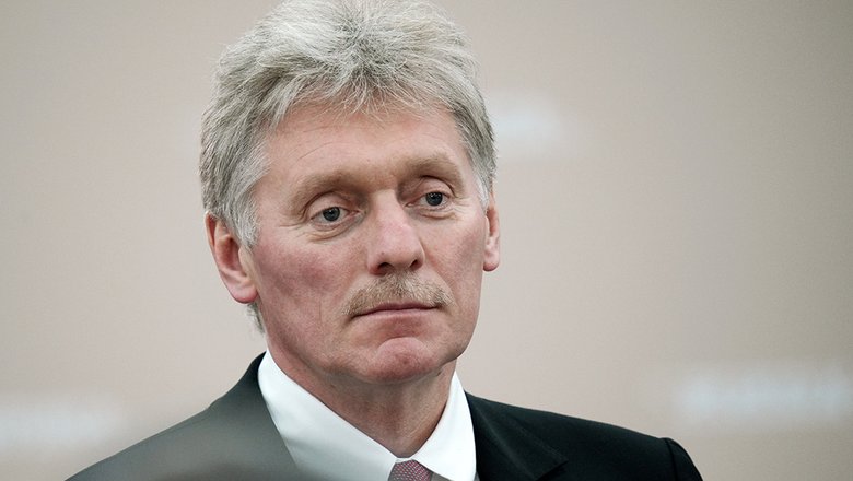 В отношениях Москвы и Баку настал сложный период, но в Кремле надеются, что он пройдет, отметил Дмитрий Песков. Другие заявления пресс-секретаря президента России: В России живет очень большая азербайджанская диаспора. Почти все ее представителя — наши законопослушные граждане, которые пользуются здесь заслуженным уважением. Те, кто нарушает законы, преследуются; Между Россией и Азербайджаном есть взаимовыгодное сотрудничество, основанное на взаимном уважении; О планах Баку подать иск против Москвы из-за крушения самолета: если Азербайджан примет такое решение, то это их право; Встреча Путина с Трампом в Пекине в сентябре возможна, если президент США приедет в Китай; Россия выступает за проведение третьего раунда переговоров с Украиной, как только будет понимание по датам, Кремль сразу проинформирует; Состав российской переговорной группы по украинскому урегулированию не изменился.