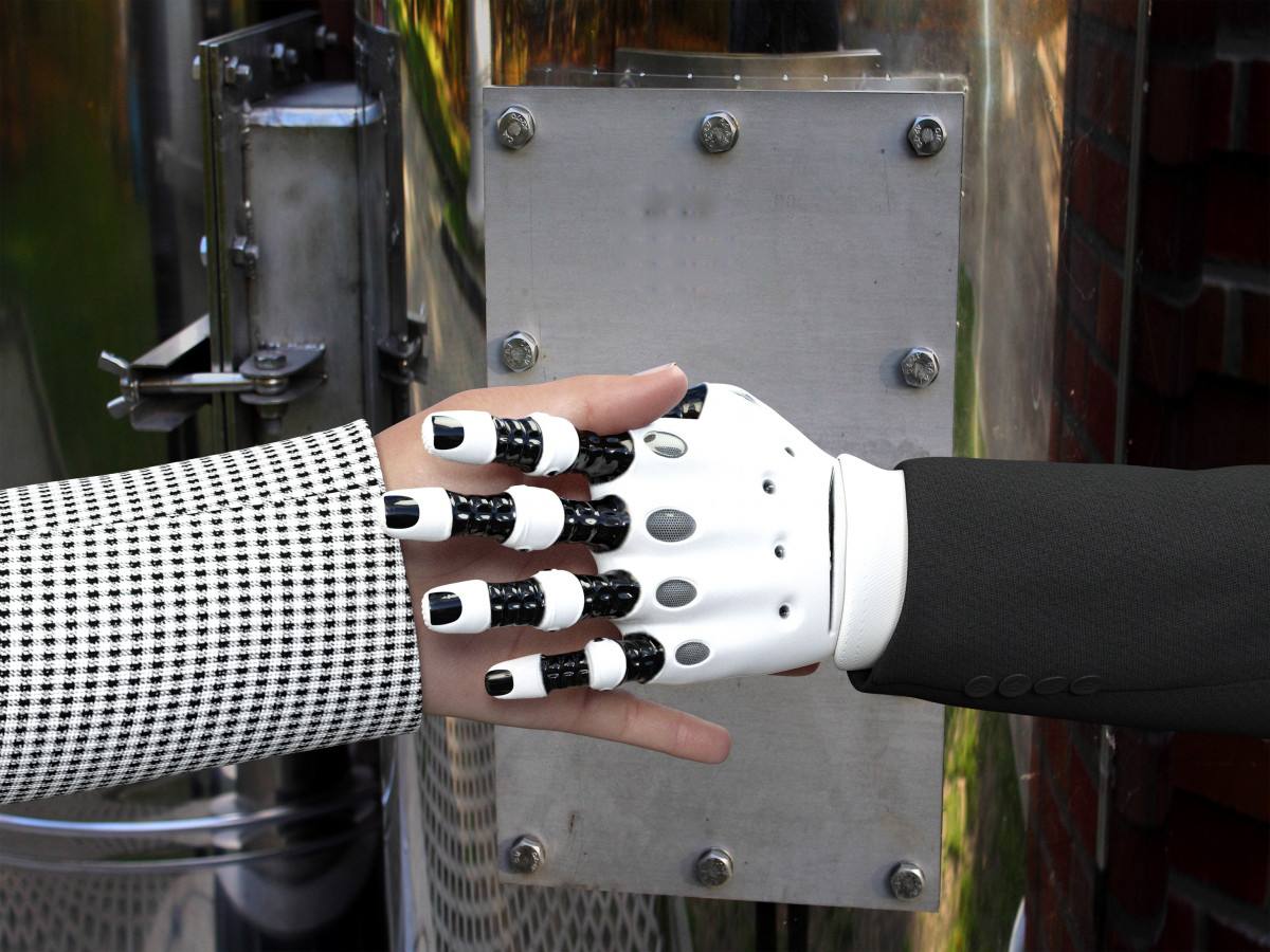 Талантливых школьников из Сатки пригласили работать на Завод роботов Шесть школьников губернаторского инженерного класса школы 40 разработали прототип автономного робота для перевозки тяжелых грузов и автоматизации производственных процессов который представили на первом региональном чемпионате по робототехнике Робопром В итоге разработка заинтересовала руководство Челябинского кузнечно прессового завода Их транспортный робот ориентируется по arUco маркерам Это такие специальные графические метки чем то напоминающие QR коды Вместо глаз у робота понятно видеокамеры Информация с них поступает на бортовой мини компьютер и ее обрабатывает нейросеть За счет этого и происходит навигация в пространстве робот как бы понимает в какой именно точке он находится в данный момент и куда ему нужно двигаться дальше рассказывает Владислав Халамов директор Регионального центра технического творчества Челябинской области ЧКПЗ предоставит юным техникам промышленный образец на который они перенесут свои разработки и завершат работу над проектом Подписывайтесь на Вести Южный Урал в MAХ