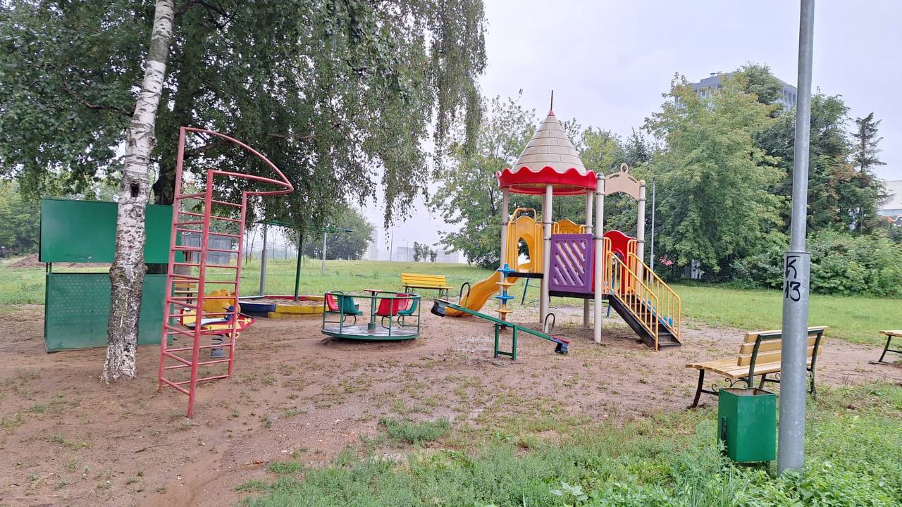 У семи хозяев - площадка без присмотра Поступило коллективное обращение жителей с просьбой оказать содействие в строительстве новой современной площадки для детей разных возрастов напротив дома по адресу: Москва, Аминьевское шоссе, 15. Ранее уже обращал внимание, на нарушение ГОСТ при содержании данной площадки. По результатам проверки надзорными органами может быть принято решении о полном ее демонтаже, подобная ситуация уже была в районе Якиманка. - прокомментировал Всеволод Воронин. При этом ситуация осложняется тем, что данная территория граничит с участками разных структур, таких как МОЭК и Мосводоканал, которые ранее вели работы на смежной территории. С другой стороны, юные москвичи заслуживают современную детскую инфраструктуру, учитывая, что в каникулярный период многим семьям трудно отправить ребенка в детский лагерь. Нужно найти решение данной проблемы. Соответствующее обращение направлено депутату Госдумы, заместителю председателя комитета по физической культуре и спорту Дмитрию Свищеву.