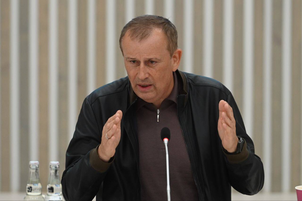 Поручил установить предельный показатель эффективности для трудоустройства вернувшихся участников СВО в Ленобласти 4 месяца с момента первого контакта с Кадровым центром Ленобласти По статистике предпочитает трудоустройство на новое место работы каждый третий демобилизованный участник СВО Кадровый центр Ленобласти уже помог с поиском работы более тысяче героев вернувшихся к мирной жизни Также поручил до 1 октября разработать региональное приложение аккумулирующее все льготы и мероприятия для участников СВО
