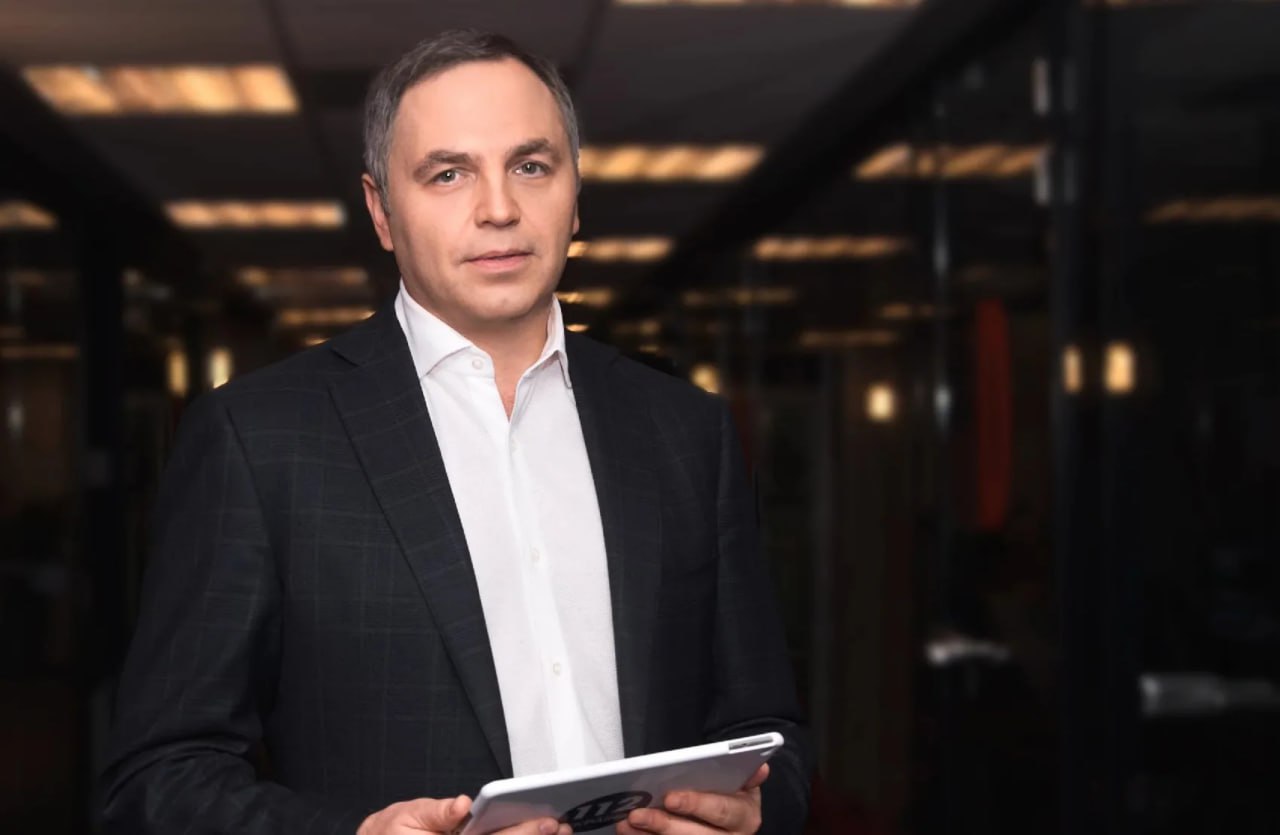 Экс-советника бывшего президента Украины Януковича Портнова застрелили близ Мадрида — радио Cadena SER Портнова застрелили в голову около школьных ворот, когда он заводил туда своих детей. Киллер на мотоцикле скрылся сразу же после убийства. Его ищут. Полиция не исключает, что убийство связано с политической деятельностью Портнова.