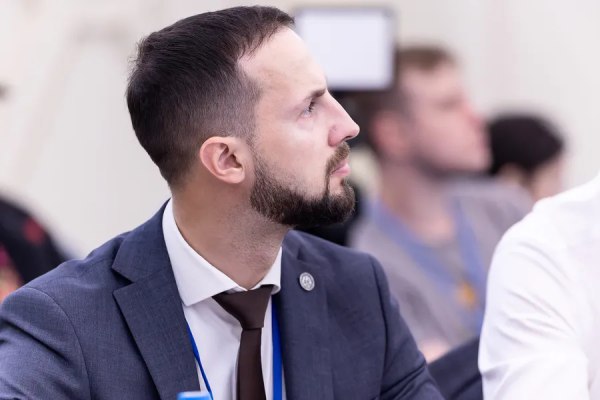 Суд отказал следствию в продлении домашнего ареста Олегу Туркину Следователь обратился в суд с просьбой продлить меру пресечения Туркина на три месяца. В таком случае срок ареста экс-гендиректора составил бы 15 месяцев. Своё решение сторона обвинения аргументировала особой сложностью уголовного дела, расследование которого требует проведения множества следственных и процессуальных действий. Сторона защиты просила отказать в удовлетворении ходатайства. Она отметила, что основания для домашнего ареста отпали, так как сейчас наступила стадия ознакомления с материалами уголовного дела. Адвокат также отметил, что Туркин во время предварительного расследования не совершал препятствующих расследованию дела действий. Суд, изучив материалы, подтвердил позицию защиты и также указал на то, что обвиняемый добровольно сдал свой загранпаспорт. Подробнее — на нашем сайте по ссылке.