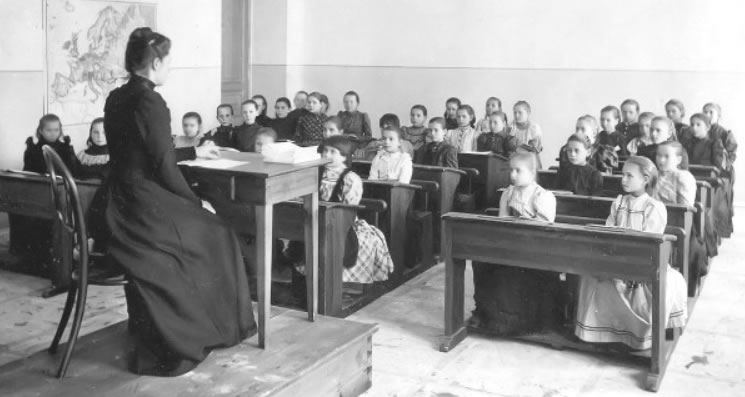 РПЦ захотела вернуть раздельное обучение мальчиков и девочек — чтобы они потом не разводились. Логика у иерея Лукьянова максимально странная: после перехода в пятый класс мальчики и девочки по-разному развиваются, а потом при выпуске из школы якобы «видеть друг друга не могут», тем самым «репетируя свой будущий развод». Поэтому, по его мнению, нужно вернуть раздельное обучение — когда мальчики и девочки учатся в разных классах. Так уже было в Российской империи, а после и в качестве эксперимента в СССР — вплоть до середины 50-х годов, когда раздельное обучение упразднили. Как вообще можно связать в своей голове разводы с выпускными в школах — загадка.