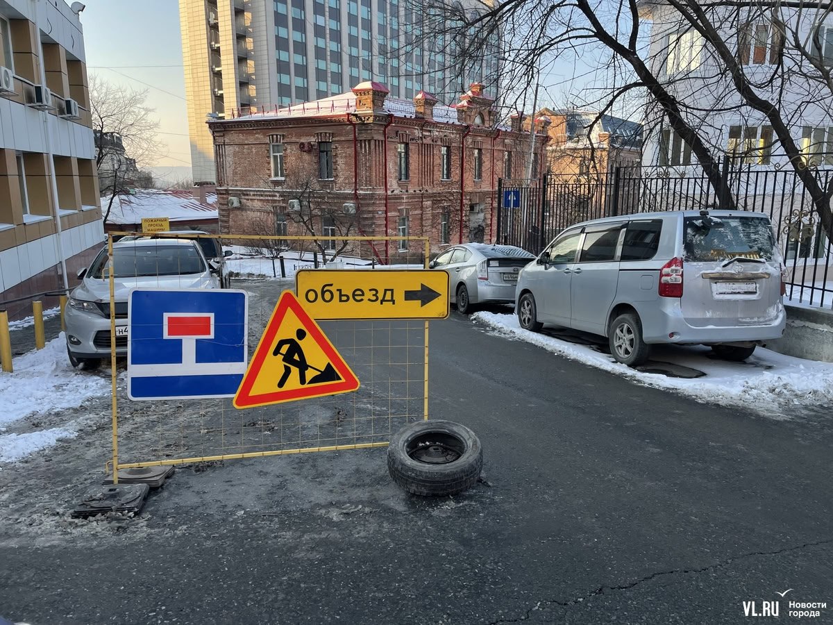 В районе Краснознамённого переулка, 5 произошло повреждение теплотрассы. В процессе его устранения были найдены посторонние коммуникации, которые мешают ремонту. После технического обследования принято решение о переносе 30 метров тепловой сети. Сегодня на участке начинаются подготовительные работы. К перекладке приступят уже завтра. Проезд в арку дома будет полностью перерыт до 3 февраля включительно. Жителей просят убрать автомобили, припаркованные во дворе.